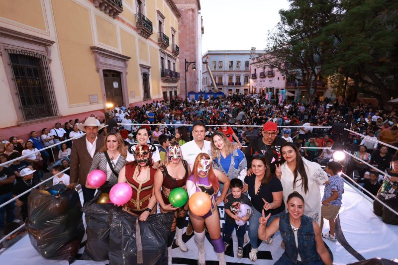 Máscaras, Capas y Sonrisas! Miguel Varela Celebra a la Niñez con Lucha Libre
