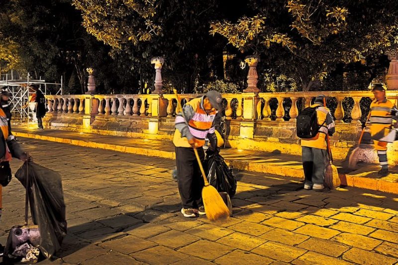 INTENSIFICA MIGUEL VARELA LIMPIEZA DEL CENTRO HISTÓRICO CON CUADRILLAS DE BARRIDO MANUAL DURANTE EL FESTIVAL CULTURAL