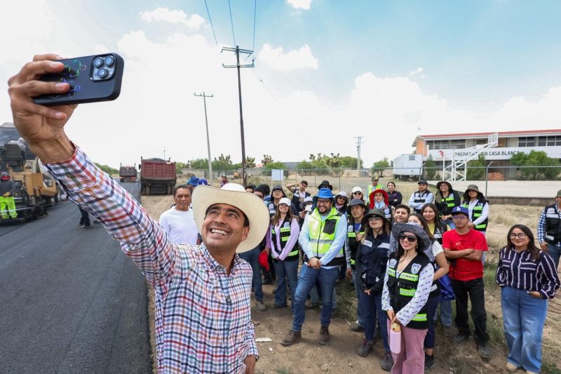 Supervisan estudiantes de la UAZ y Pepe Saldívar pavimentación de carreteras en Guadalupe