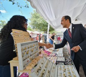 Apoya Gobierno de Pepe Saldívar a artesanos guadalupenses con más espacios